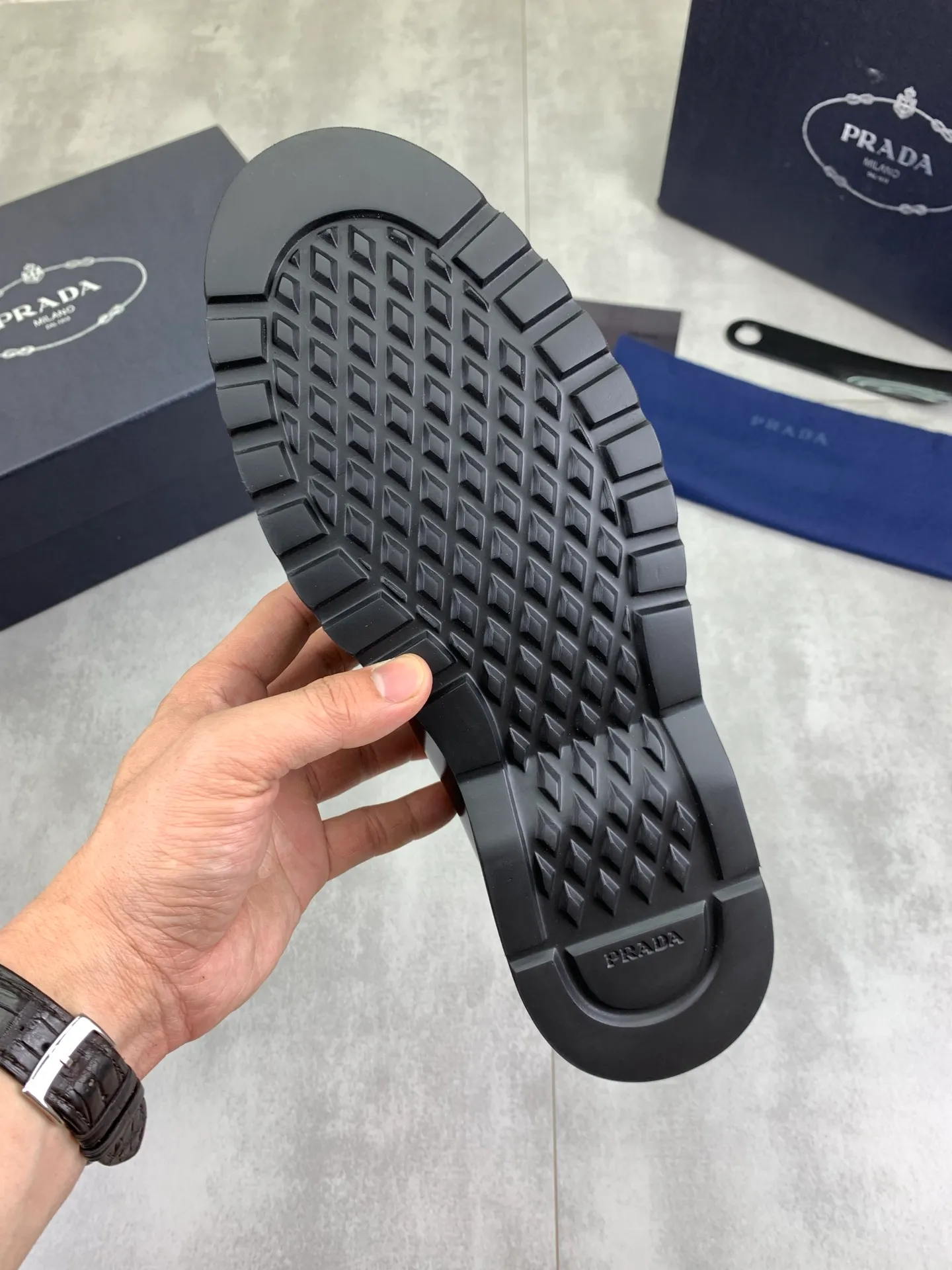 Factory price P860 💰Original quality, top version🔱 ＰＲＡＤＡPrada. Men's business casual leather shoes, top-quality leather shoes. 1:1 shipment ⬆️Luxurious and noble 👞All imported original color-rubbed edge beads, just to create a more comfortable wearing experience. Upper: Original comfortable open-edge bead rubbed color calfskin ➕Top imported water-dyed full cow lining, original lightweight and comfortable TPU foam combination bottom ✔️Code number: 39-45 (38.46 47 can be customized)